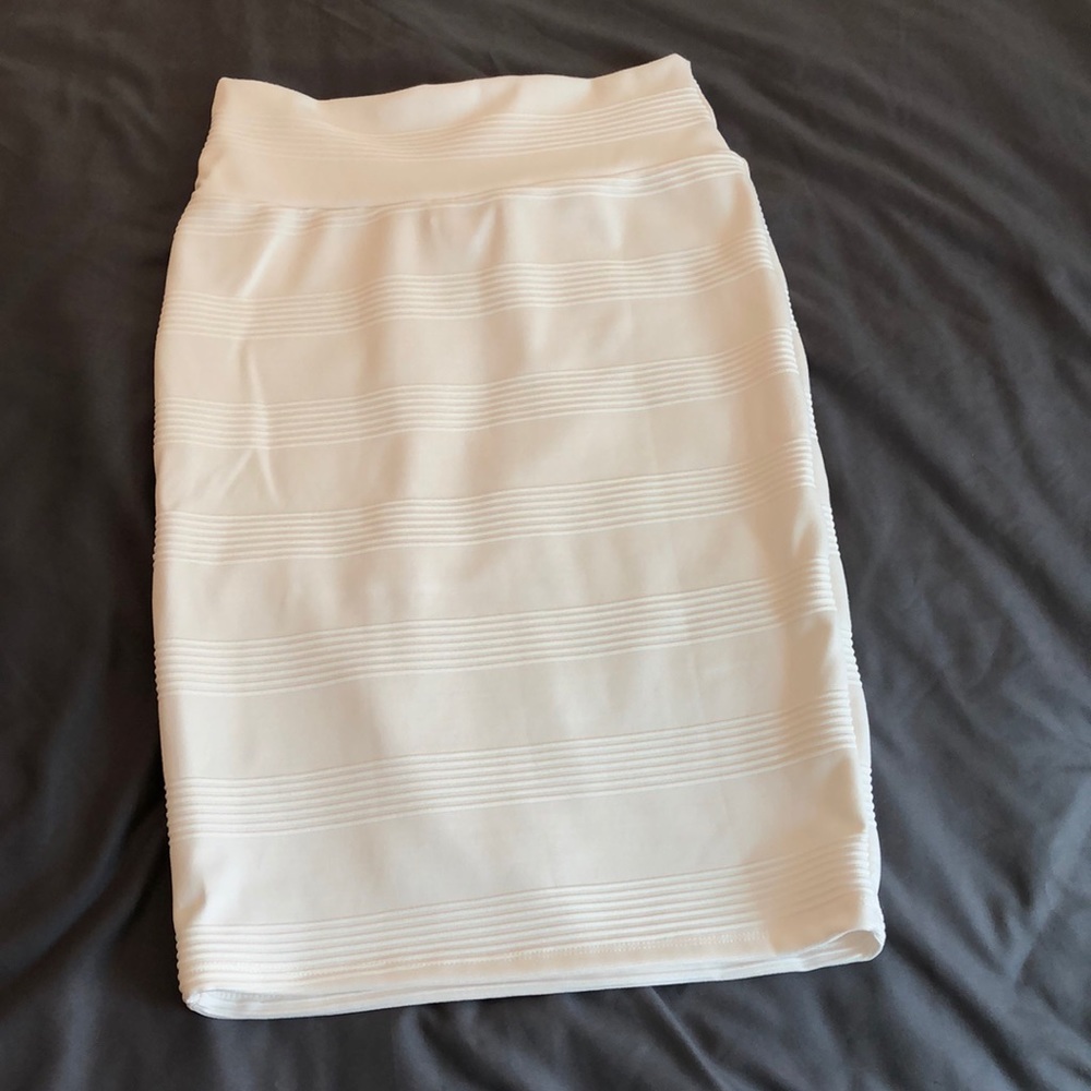 White fitted skirt